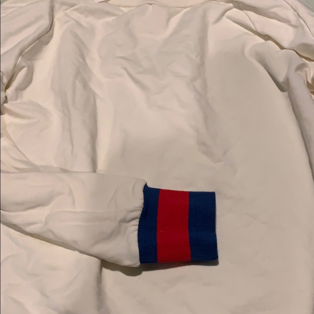 Open shoulder ivory sweatshirt with blue and red